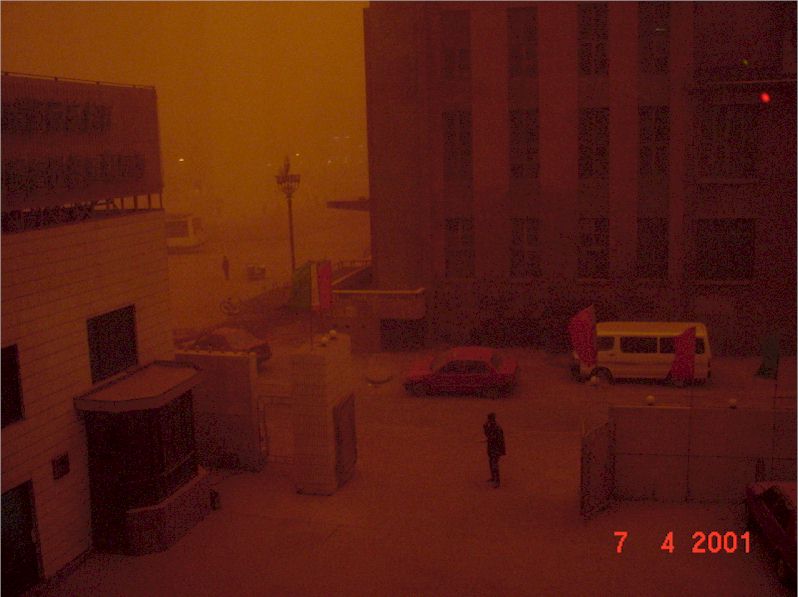 baicheng dust storm 1.jpg (59608 bytes)