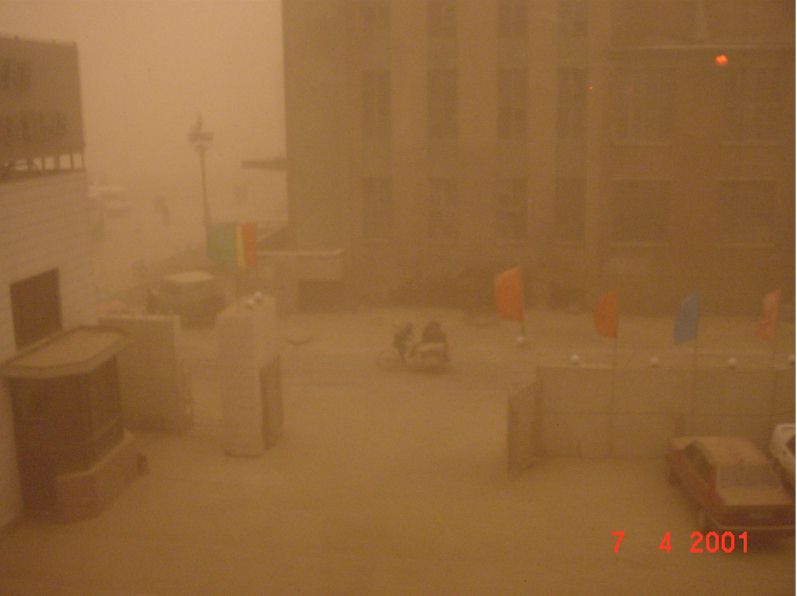baicheng dust storm 3.jpg (33922 bytes)